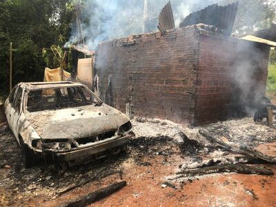 Las llamas afectaron por completo el automóvil y la vivienda.