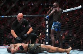 El neozelandés Israel Adesanya (33) festeja tras noquear Alex Pereira y recuperar el cetro de UFC.