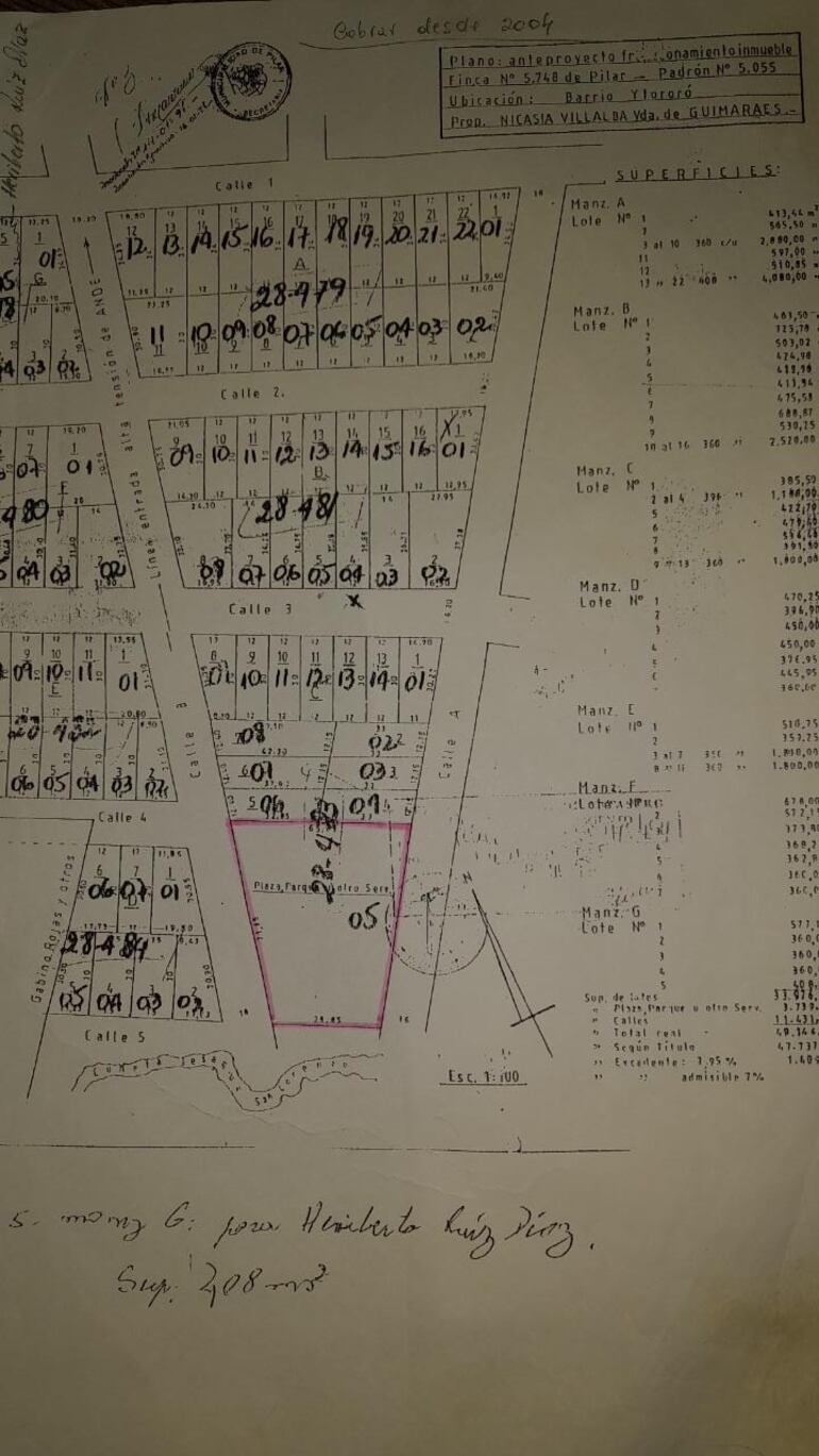 Marcado en rojo figura en el plano catastral lo que sería la plaza municipal, pero que nunca fue transferido por la dueña del terreno al municipio de Pilar.