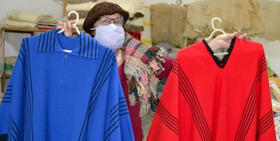 Ponchos de lana para caballeros con  colores tradicionales se pueden encontrar en la feria artesanal permanente de San Miguel.