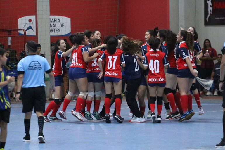 Las chicas de Cerro Porteño festejan el título de campeón de la categoría Junior de la Superliga Femenina.