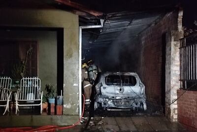 Bomberos lograron sofocar rápidamente el incendio de un vehículo en una casa del barrio La Concordia de Mariano Roque Alonso.