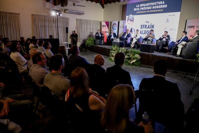 Efraín Alegre y Soledad Núñez conversó con gremio constructor.