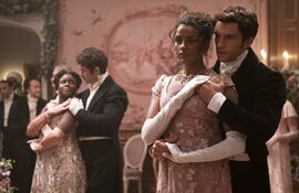 Simone Ashley y Jonathan Bailey en la segunda temporada de "Bridgerton", que se estrenará este mes.