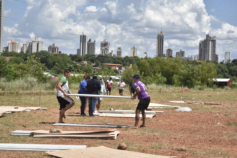 Las familias afectadas por las aguas trabajan en la construcción de espacios donde vivir, hasta que pasen las inundaciones.
