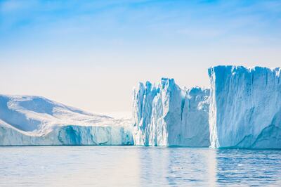 Grandes icebergs azules en Ilulissat icefjord, al oeste de Groenlandia.