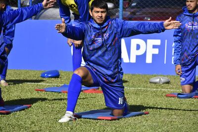 Jugadores de Independiente, realizando los calentamientos previos al duelo de esta mañana, que no se jugó.