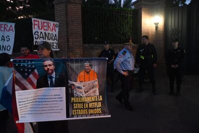 Manifestantes frente a la casa del expresidente Horacio Cartes.