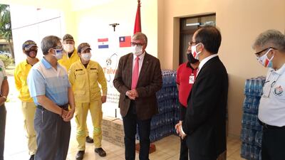 Los taiwaneses entregaron la donación a los bomberos de Minga Guazú.