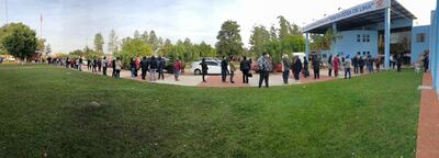 Larga fila de personas en el vacunatorio del hospital de Policía Santa Rosa de Lima de Coronel Oviedo.