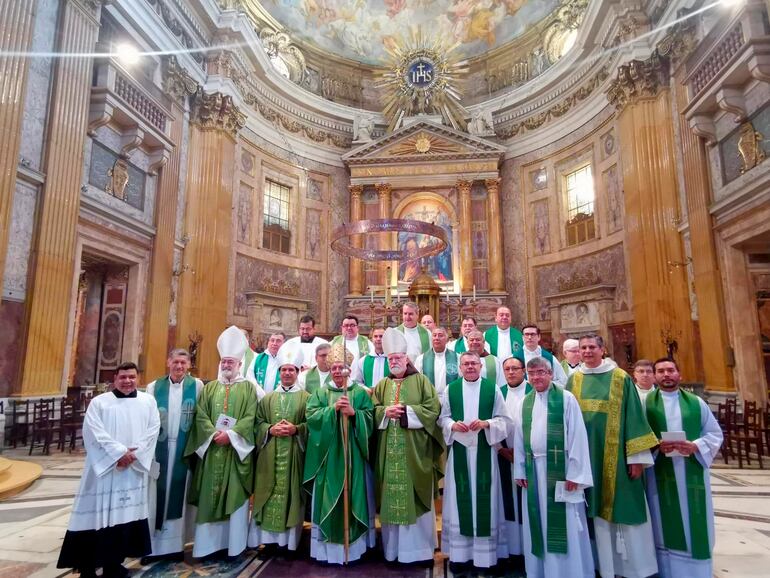 Miembros de la iglesia que oficiaron primera misa de cardenal Adalberto Martínez.
