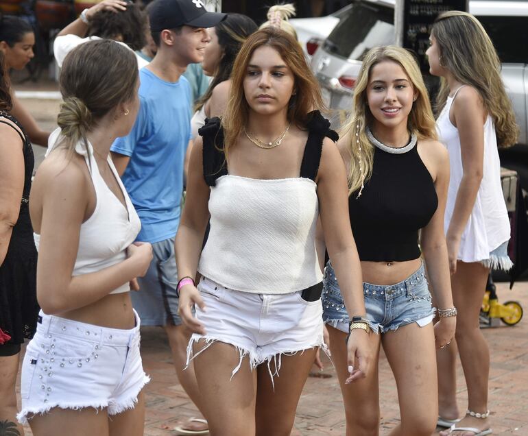 Por la tarde, la peatonal recibe a los jóvenes.