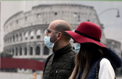 Una pareja con mascarillas en Roma, Italia.