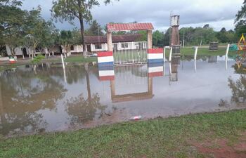 La entrada principal de la Escuela y Colegio Luciano Zacarías de Ñurundiay inundada por el taponamiento del drenaje de la ruta.