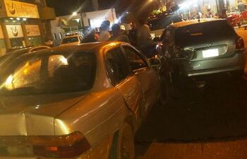 El automóvil Toyota Corolla llevó por delante tres vehículos estacionados en una calle céntrica de Santa Rita.