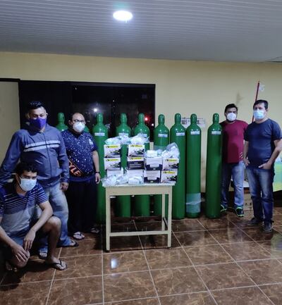 El Dr. Florentino Grance, tercero de la izquierda, acompañado de miembros de la Comisión de Apoyo de la Unidad de Salud Familiar de la compañía Calixtro.