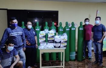 El Dr. Florentino Grance, tercero de la izquierda, acompañado de miembros de la Comisión de Apoyo de la Unidad de Salud Familiar de la compañía Calixtro.