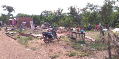 Solo los cimientos y lecherada quedaron de varias de las 26 casas arrasadas por el temporal en el asentamiento Caacupemí.