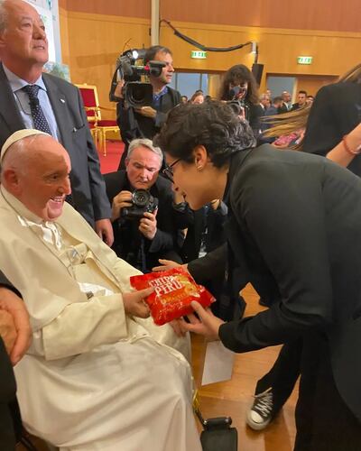 El momento en el que Mariela Cuevas entrega un paquete de chipa piru al Papa Francisco, quien en varios ocasiones ya manifestó su fascinación por esta comida típica paraguaya.