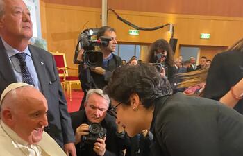 El momento en el que Mariela Cuevas entrega un paquete de chipa piru al Papa Francisco, quien en varios ocasiones ya manifestó su fascinación por esta comida típica paraguaya.