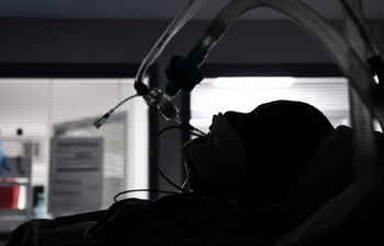 Un paciente recibe cuidados intensivos en una unidad para infectados con coronavirus, Covid-19, en el hospital Louis Mourier en Colombes, cerca de París.