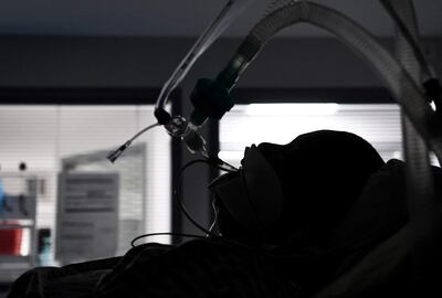 Un paciente recibe cuidados intensivos en una unidad para infectados con coronavirus, Covid-19, en el hospital Louis Mourier en Colombes, cerca de París.