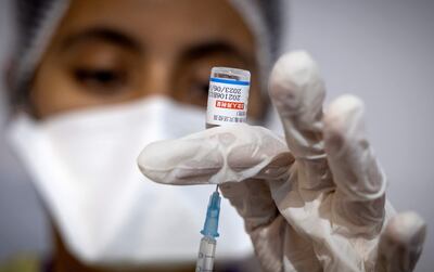 Un trabajador sanitario prepara una dosis de la vacuna Sinopharm contra el Covid-19.