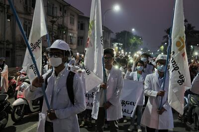 Trabajadores médicos protestan contra el golpe de Estado militar en Birmania, este jueves en la ciudad de Mandalay.