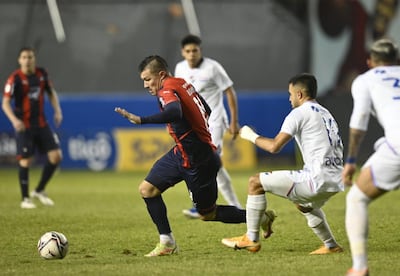 Braian Samudio se lleva el balón ante la marca de Wilson Ibarrola