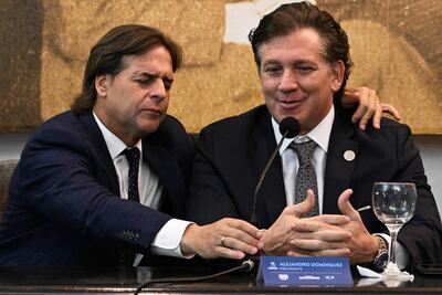 El presidente de Uruguay, Luis Lacalle Pou (i) en la conferencia de prensa junto al presidente de la Conmebol, Alejandro Domínguez.