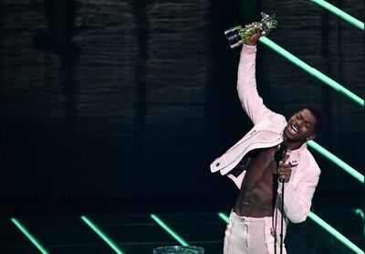 Lil Nas X alzando en alto su premio por el video del año a "Montero (Call Me By Your Name)" durante los MTV Video Music Awards 2021 en el Barclays Center de Brooklyn, New York.