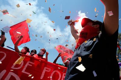 Personas se manifiestan hoy en la Plaza Italia de Santiago (Chile), rebautizada popularmente como "Plaza Dignidad", durante el primer aniversario de las protestas que sacudieron todo el país austral y que tuvieron su epicentro en la capital chilena.