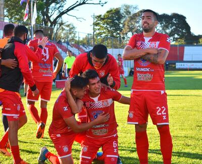 El líder goleó en casa.