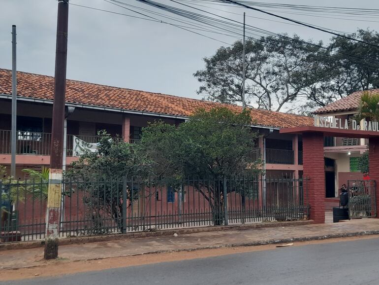 La calle de la Escuela es muy transitada. Por ello los padres exigen que las autoridades intervengan por la seguridad de los estudiantes.