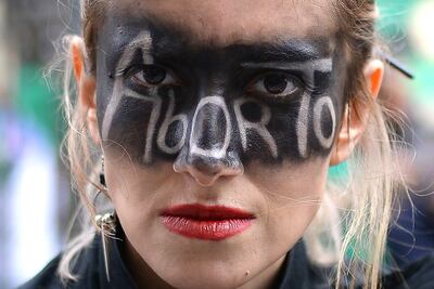 Una manifestante protesta a favor del aborto en la Plaza de Bolívar en Bogotá, Colombia. (Imagen de archivo)