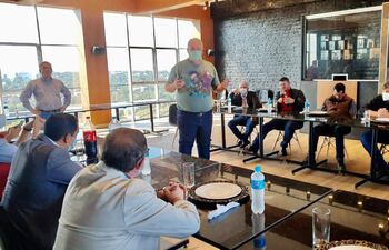 El gobernador Roberto González Vaesken se reunió ayer con los candidatos colorados de los diferentes municipios de Alto Paraná.