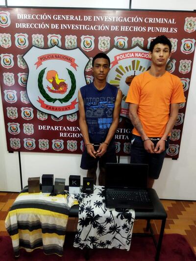 Luis Carlos Ribeiro y Matheus de Paulo dos Passos junto a las evidencias que entregaron tras ser detenidos.