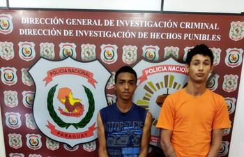 Luis Carlos Ribeiro y Matheus de Paulo dos Passos junto a las evidencias que entregaron tras ser detenidos.