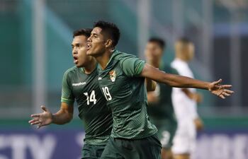 Fernando Nava (d) de Bolivia celebra un gol hoy, en un partido de la fase de grupos del Campeonato Sudamericano Sub'20 entre las seleccione de Bolivia y Venezuela en el estadio del Deportivo Cali en Cali (Colombia). EFE/ Ernesto Guzmán Jr.