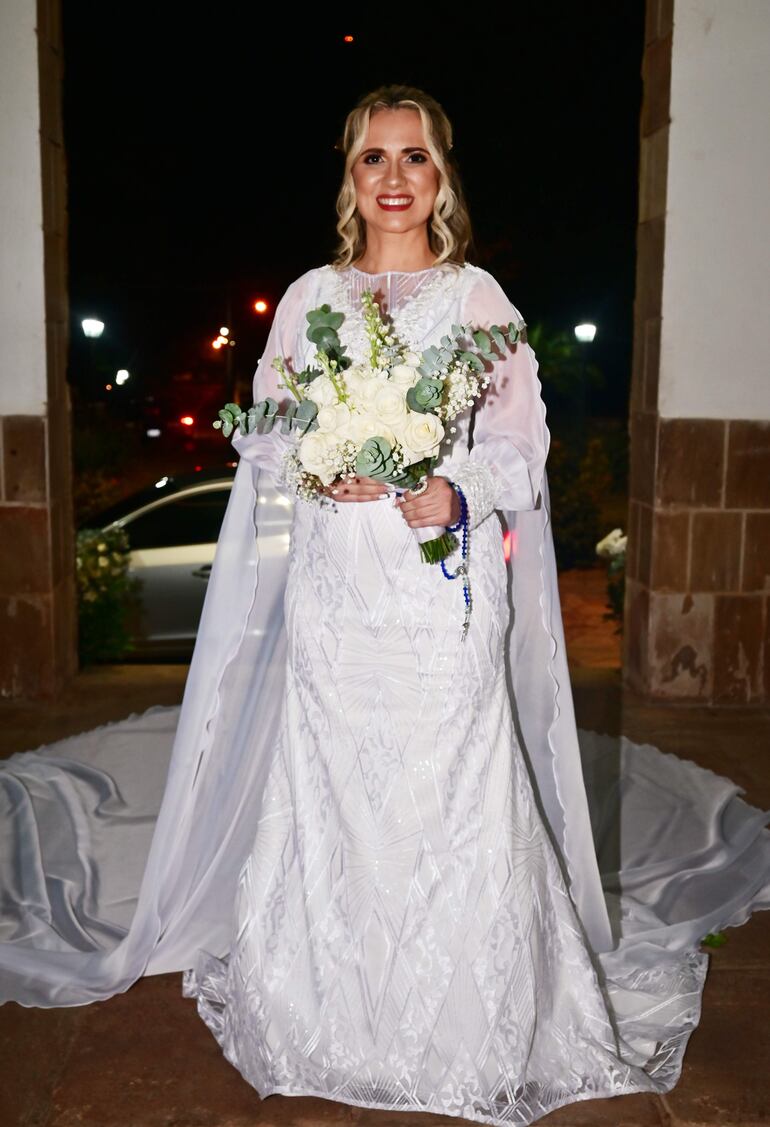 La novia lució un vestido diseñado y confeccionado por Líbano Novias, de estilo moderno elaborado con tul bordado italiano en hilos de seda con diseños de rombos y arabescos, con finas pedrerías bordadas artesanalmente.
