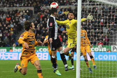 Miguel Almirón salta y cabecea el balón hacia la portería del Cambridge United, un equipo de Tercera que brindó la sorpresa al vencer ayer 1-0 al Newcastle.