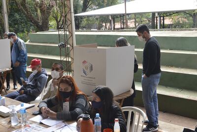 Dos votantes ingresan con acompañante en el local electoral liberal de Ciudad del Este.