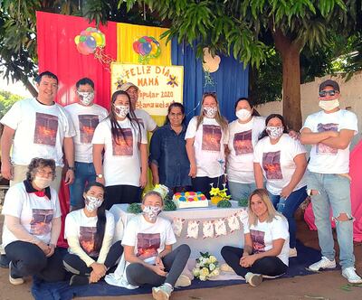 Equipo humano organizador del recorrido en el camión solidario, para la entrega de regalos.