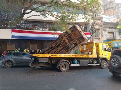 Un vehículo cayó sobre otro que estaba estacionado sobre la calle Herrera.