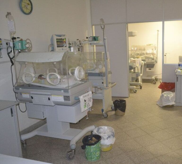 La familia accedió a una terapia pediátrica, pero por su condición de recién nacida, la bebé requiere de una terapia neonatal. El Hospital de Lambaré, uno de los hospitales de referencia en Central, ni siquiera cuenta con este servicio.