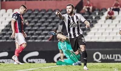 El festejo de Antonio Bareiro tras el segundo gol de Libertad frente a Cerro Porteño. Fue el 11° tanto del “Demonio” al equipo azulgrana.
