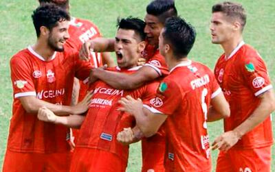 Festejo del gol de Nelson Amarilla (centro), en Montero. (El Deber)