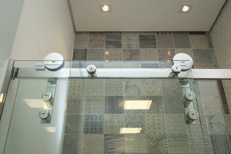 Blindex tiene una gama de herrajes y frenos.