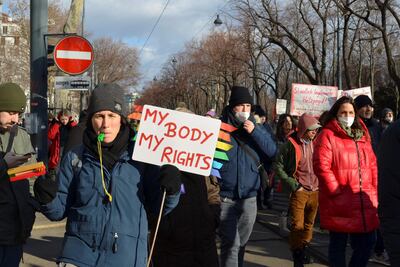 Cientos de personas se manifiestan en Viena, Austria, contra la vacunación obligatoria por la covid-19.