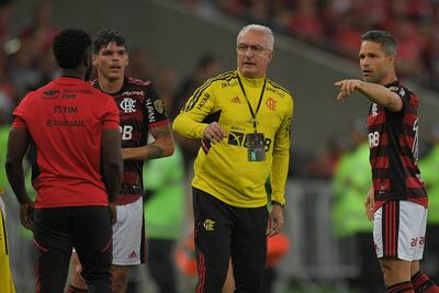 Dorival Junior, entrenador de Flamengo, dando algunas indicaciones a Diego.